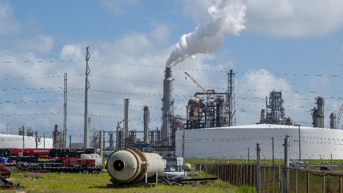 Ciudad en Texas emite una orden de quedarse en casa tras la liberación de sustancias químicas desde una refinería