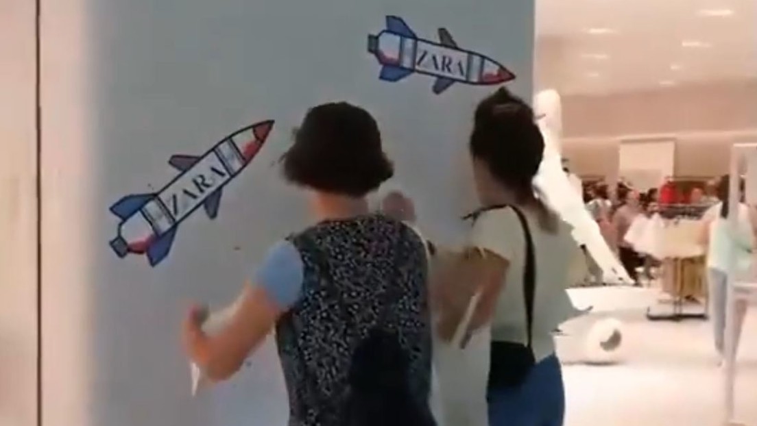 VIDEO: Activistas propalestinos pegan adhesivos en forma de bombas en una tienda de Zara en Chile