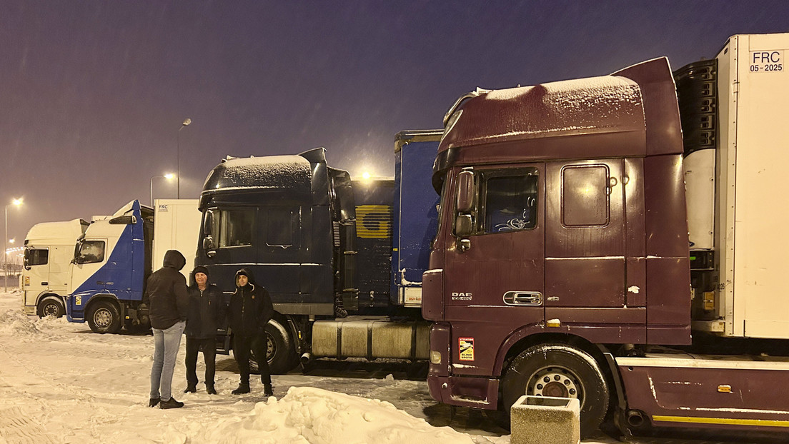 Nuevo Gobierno polaco califica como "un nudo gordiano" las protestas de camioneros en frontera con Ucrania