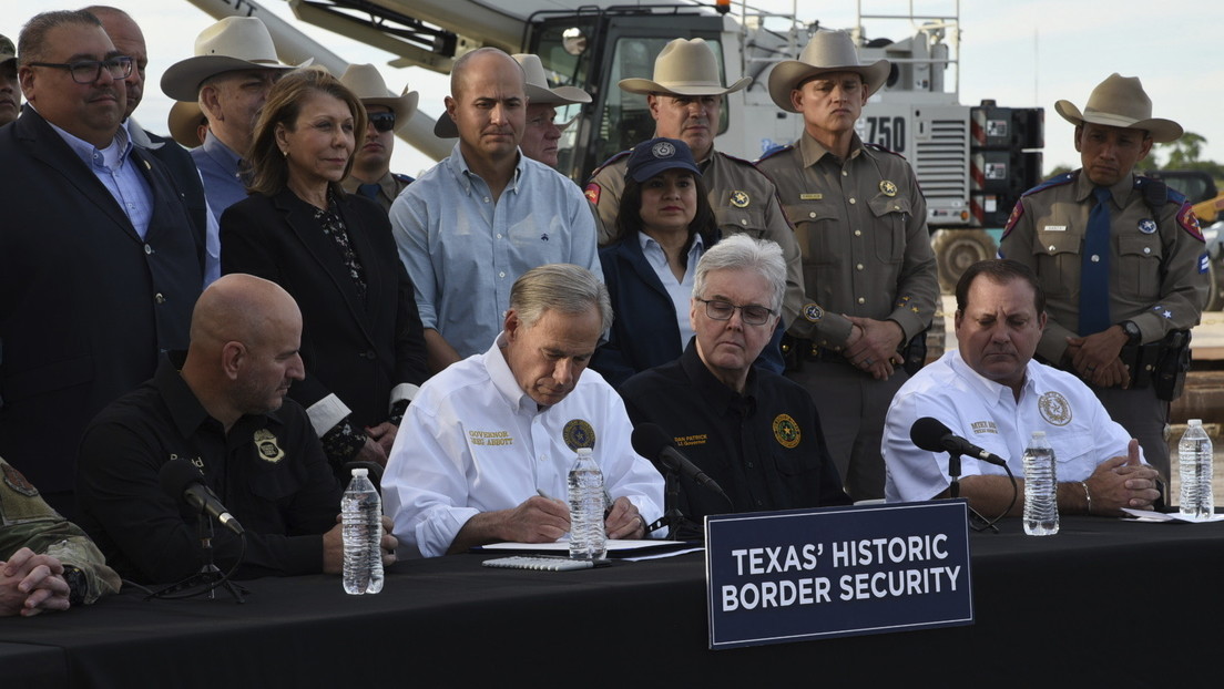 El gobernador de Texas promulga ley que permite detener y deportar inmigrantes