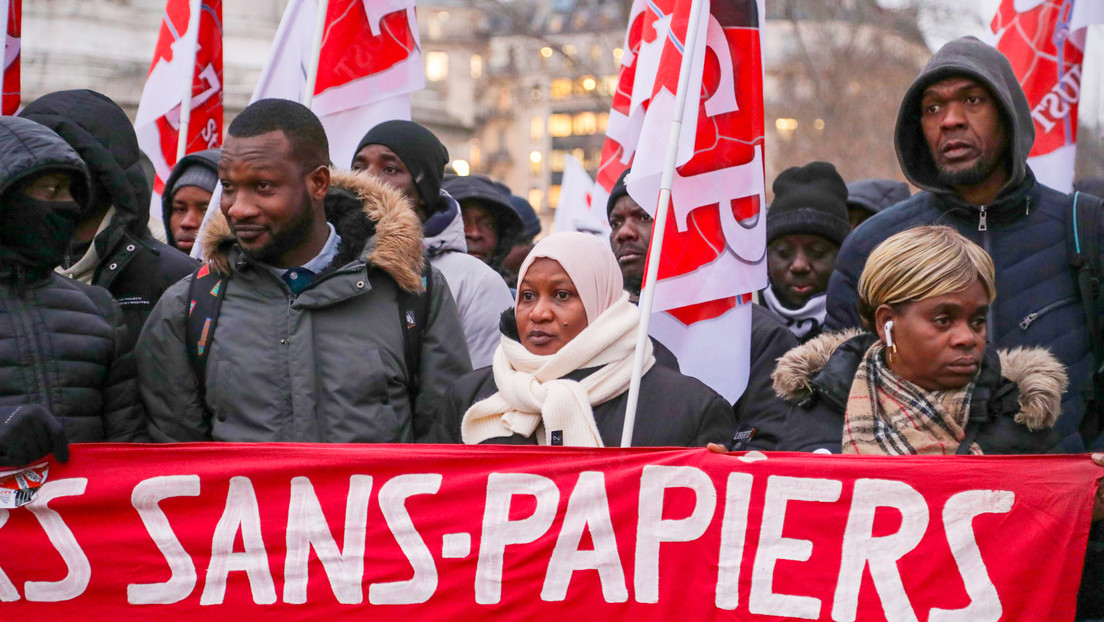 Francia aprueba la polémica ley migratoria en medio de la rebelión en el partido de Macron