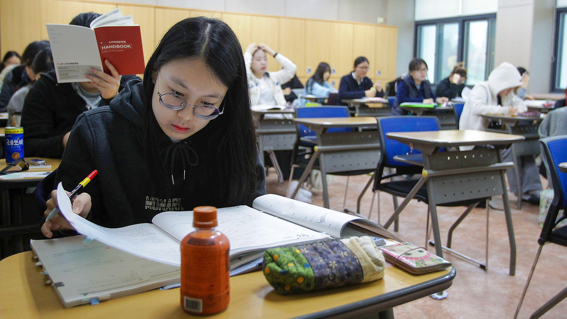 Estudiantes surcoreanos demandan al Estado después de que un profesor terminara un examen 90 segundos antes