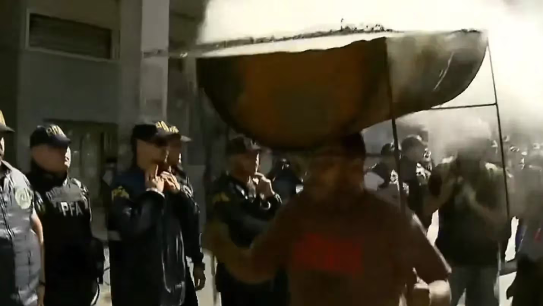 VIDEO: Un hombre cruza un cordón policial con una parrilla en la cabeza durante la marcha contra Milei