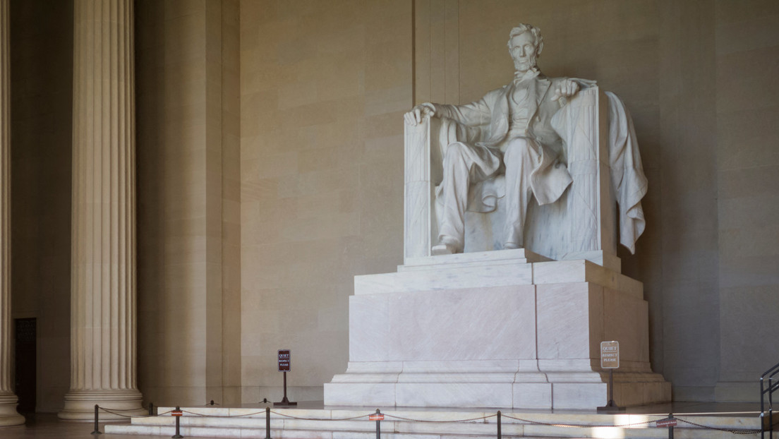 Vándalos pintaron los accesos al memorial de Lincoln en Washington