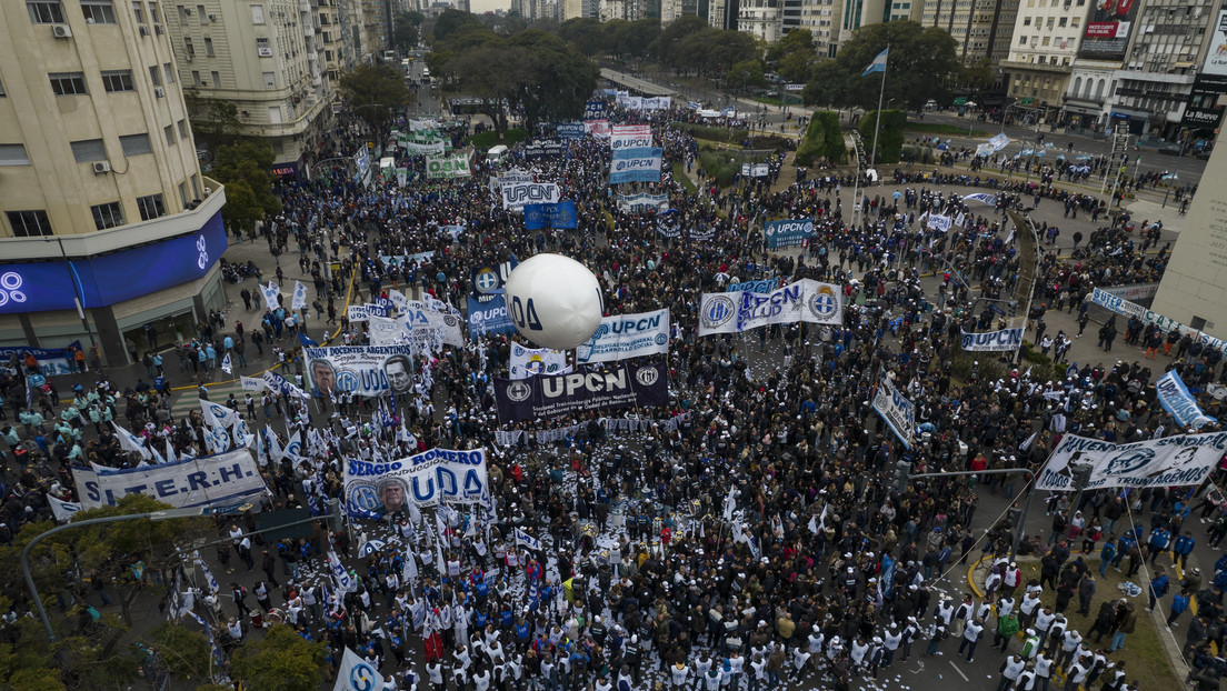 Centrales sindicales de Argentina rechazan el 'megadecreto' de Milei