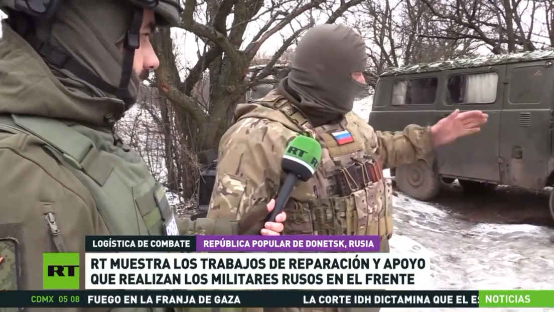 Los militares rusos enseñan trabajos de reparación de material bélico en un área recién arrebatada a Kiev