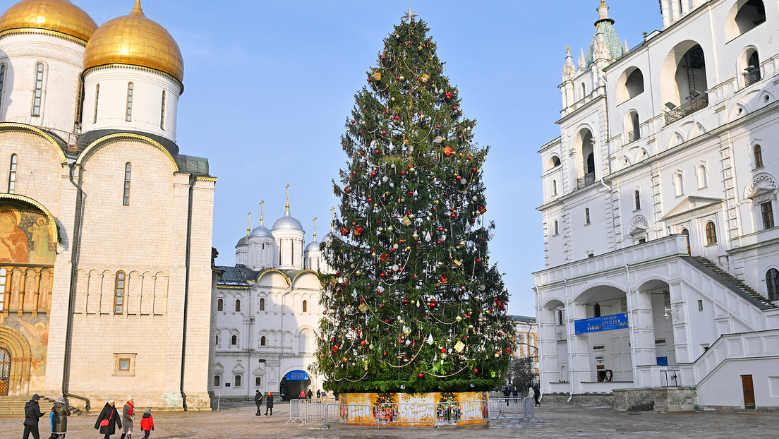 VIDEO: El principal árbol navideño de Rusia ya se luce en el centro de Moscú