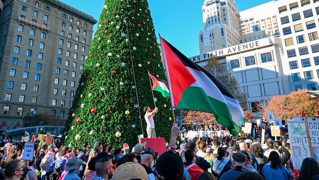VIDEOS: Un manifestante propalestino trepa a un árbol de Navidad de 25 metros en San Francisco