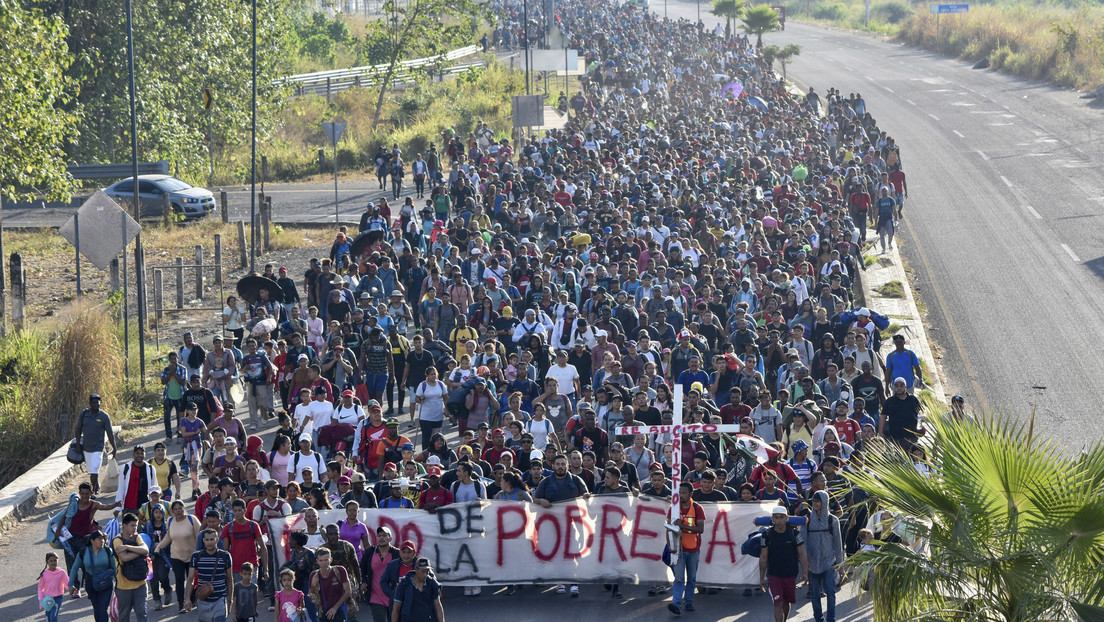 VIDEO: Miles de migrantes se dirigen hacia la frontera sur de EE.UU.