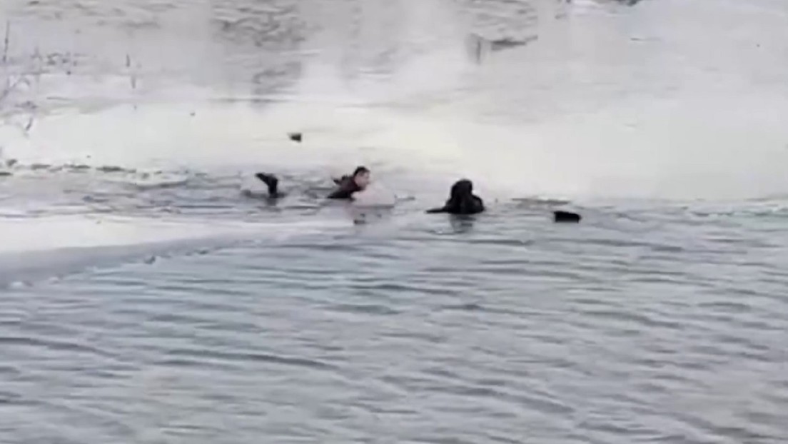 VIDEO: Policía se tira a un río helado para rescatar a un niño atrapado bajo el hielo