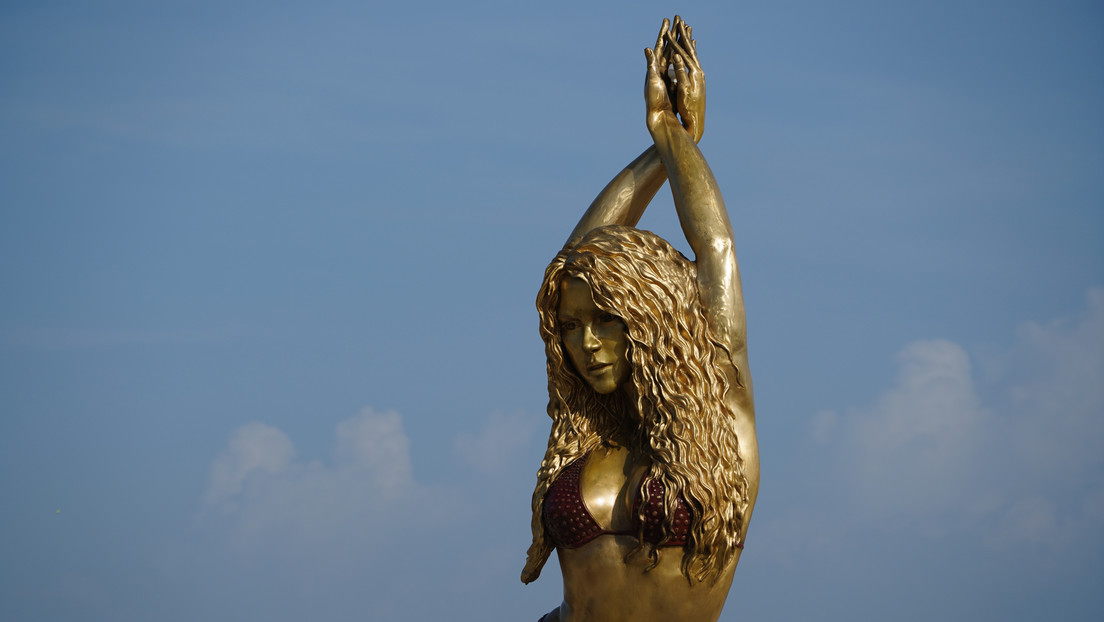 Develan una estatua en honor a Shakira en su ciudad natal