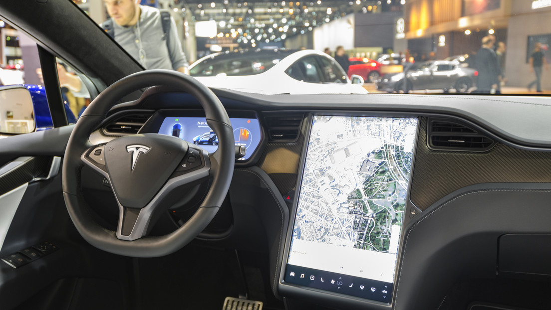 Descubren una vulnerabilidad de Tesla al 'hackear' su sistema de piloto automático