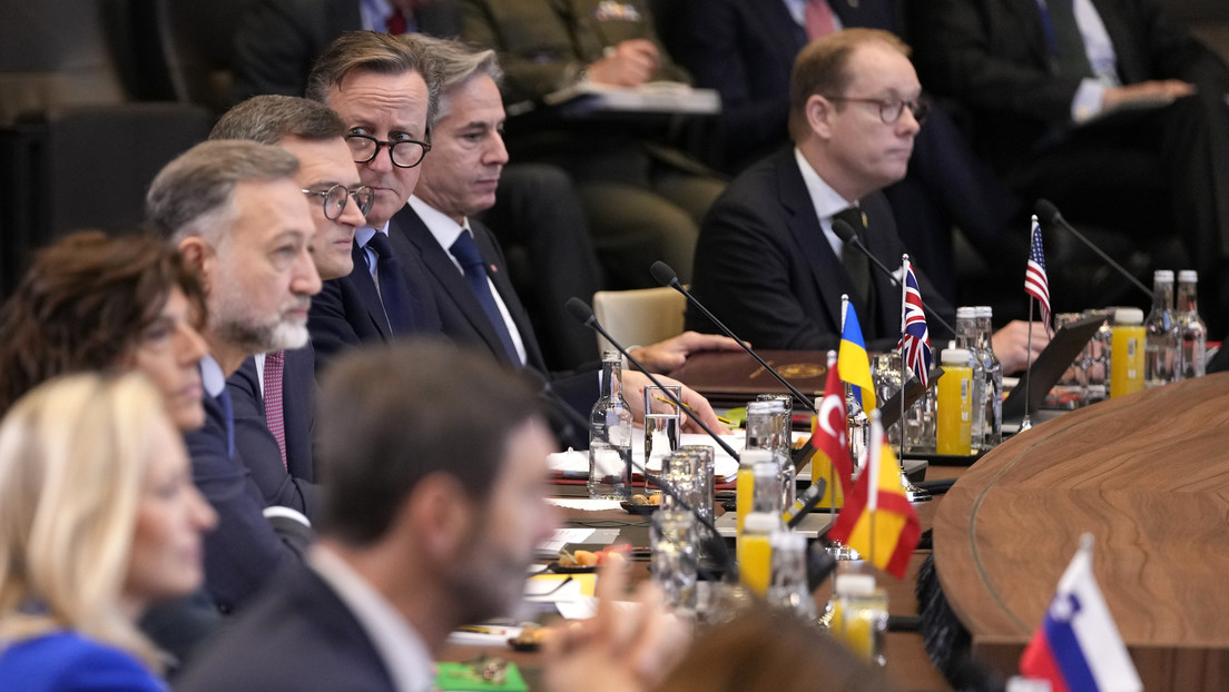 Canciller ucraniano presume de que el jefe de la OTAN le permitiera sentarse entre los miembros del bloque