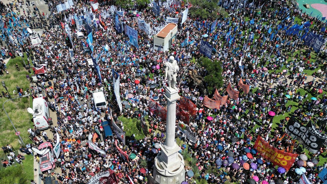 Sindicatos y organizaciones de Argentina marchan a tribunales contra el 'megadecreto' de Milei