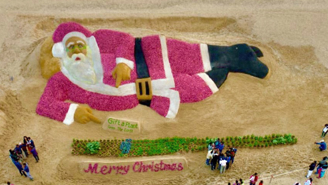 VIDEO: Crean el Santa Claus de cebollas y arena "más grande del mundo"