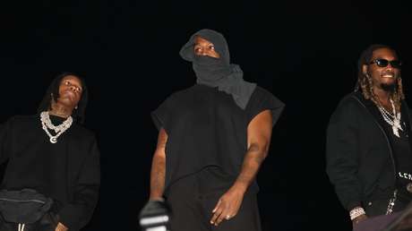 Kanye West luce un atuendo similar al del Ku Klux Klan en un concierto y canta letras ofensivas para los judíos