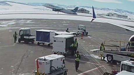 VIDEO: Piloto realiza una arriesgada maniobra y evita por poco el choque con otro avión