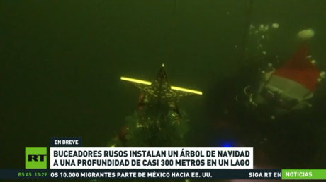 Buceadores rusos instalan un árbol de Navidad a una profundidad de casi 300 metros en un lago