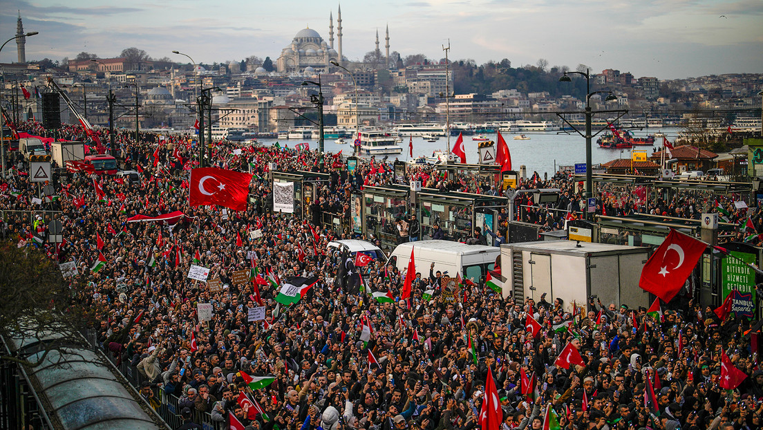 FOTOS, VIDEOS: Miles de personas marchan en una protesta propalestina en Estambul en el primer día de 2024