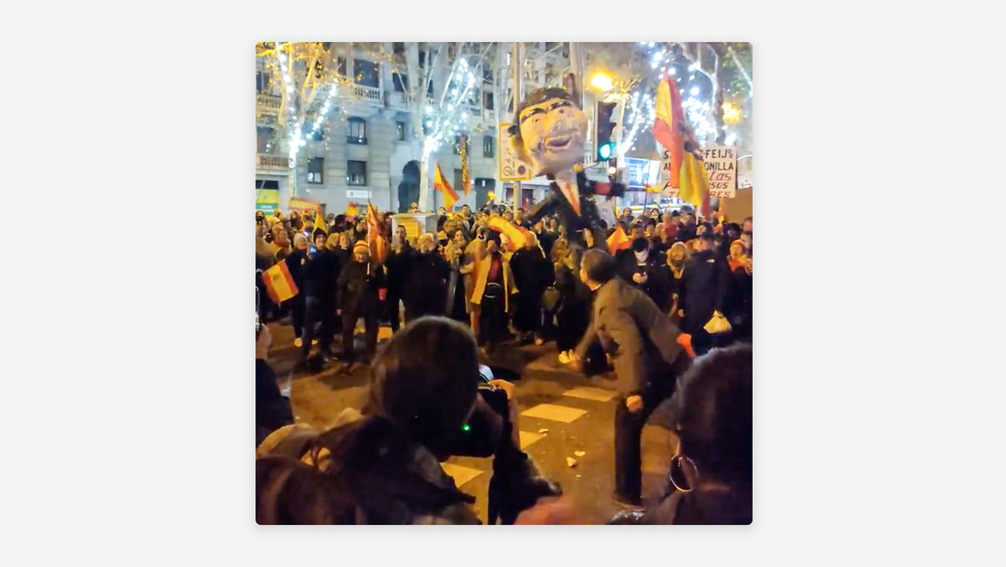 VIDEO: Manifestantes apalean un muñeco de Pedro Sánchez ante la sede socialista en Nochevieja