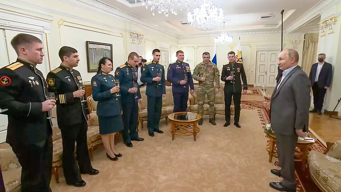 Putin brinda con participantes de la operación especial de diferentes ramas de las Fuerzas Armadas