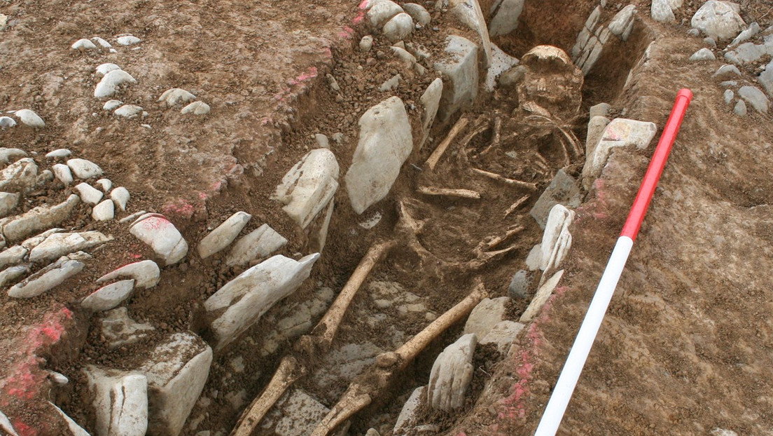 Descubren un raro cementerio medieval con 70 tumbas de personas de alto estatus en Reino Unido