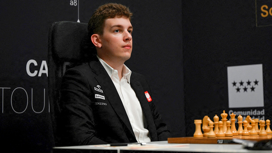 Un gran maestro de ajedrez polaco rechaza un apretón de manos a su rival ruso (VIDEO)