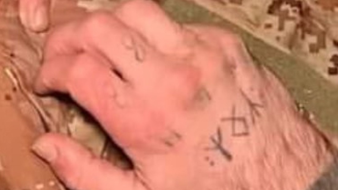Un alto cargo ucraniano publica la foto de un militar liberado que lleva tatuajes neonazis (FOTOS)