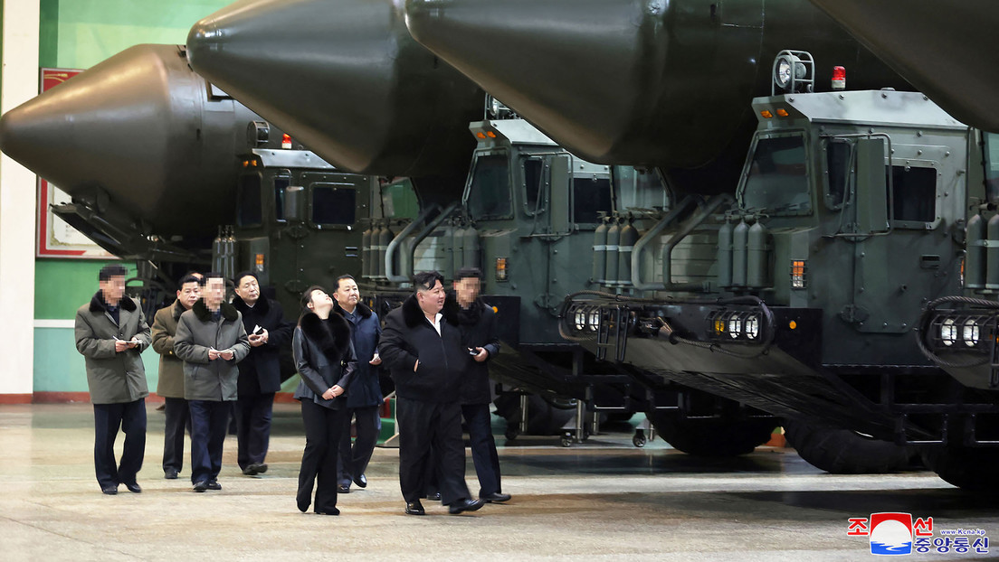 Kim Jong-un visita una fábrica de lanzaderas de misiles (FOTOS)