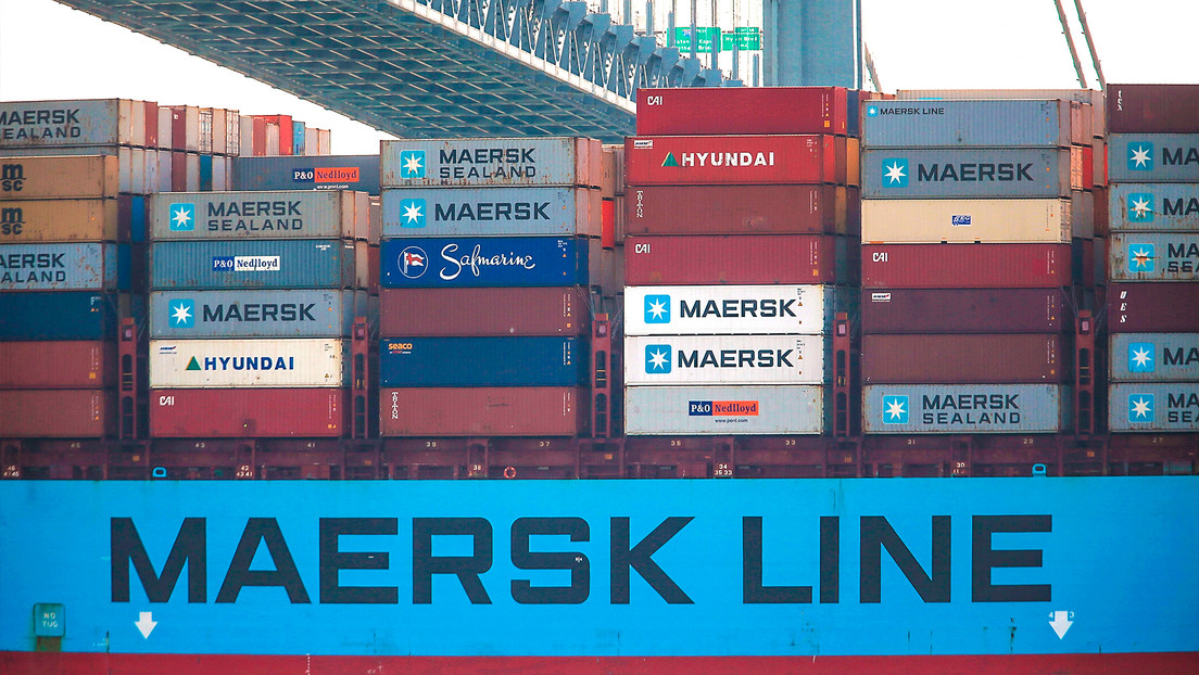 Maersk desvía sus buques portacontenedores del mar Rojo hacia el canal de Suez
