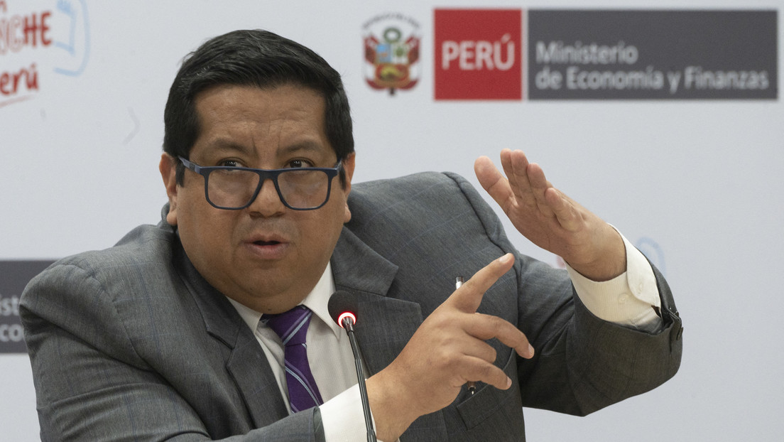 Ministro de Economía de Perú niega su renuncia pero expone "falta de transparencia"