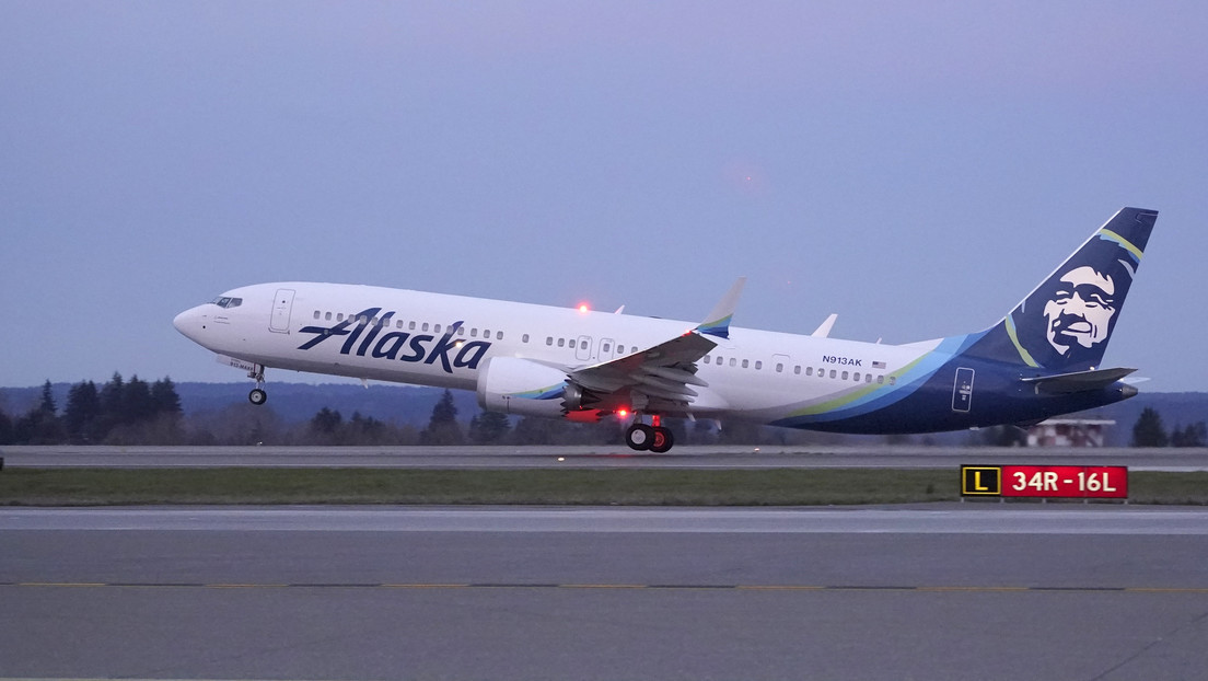 Un avión de Alaska Airlines aterriza de emergencia en EE.UU. tras desprenderse parte del fuselaje