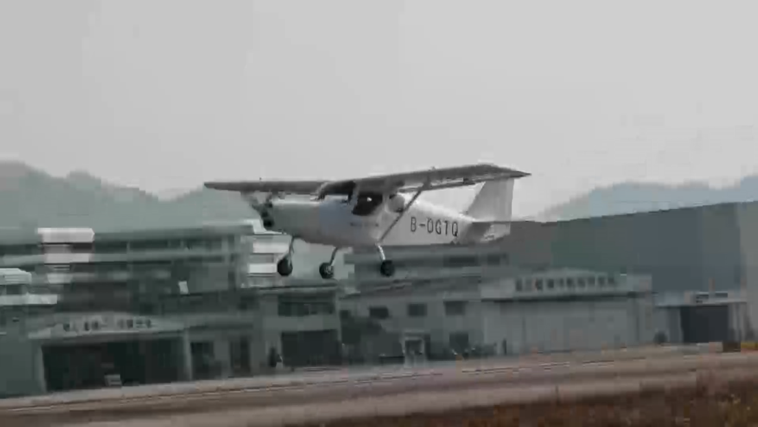 Un avión eléctrico chino realiza con éxito su vuelo inaugural (VIDEO)