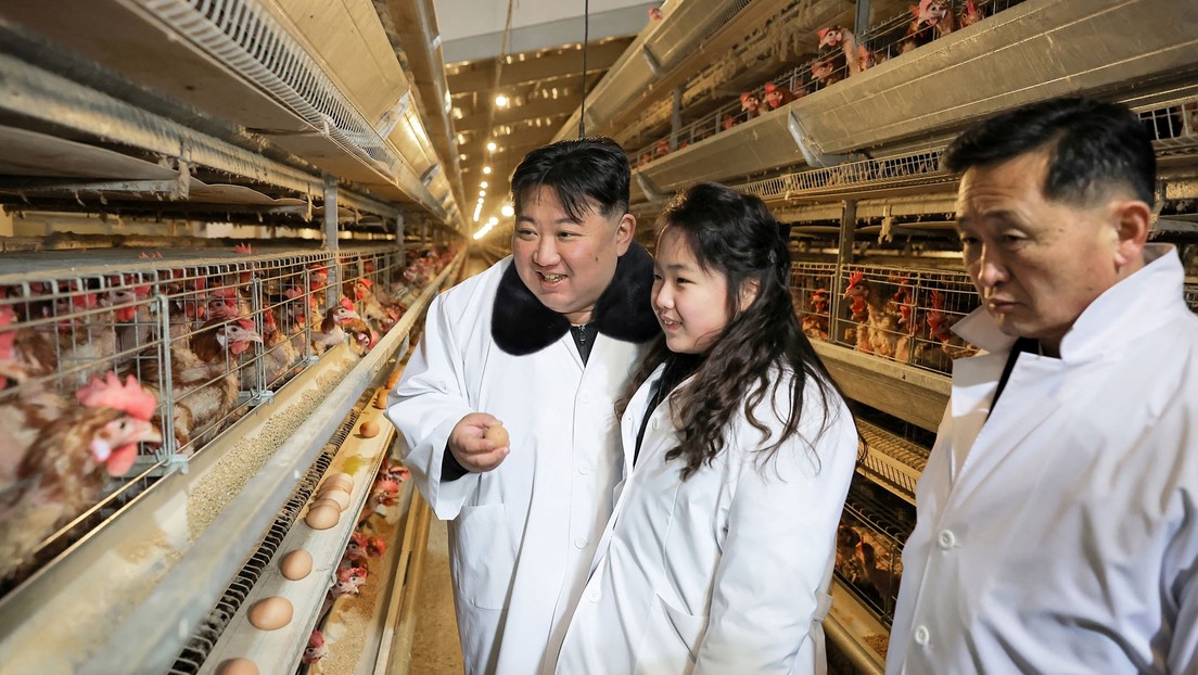 Kim Jong-un visita una granja avícola con su hija (FOTOS)
