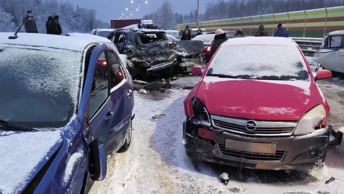 VIDEO: Choque múltiple de 50 coches en Rusia