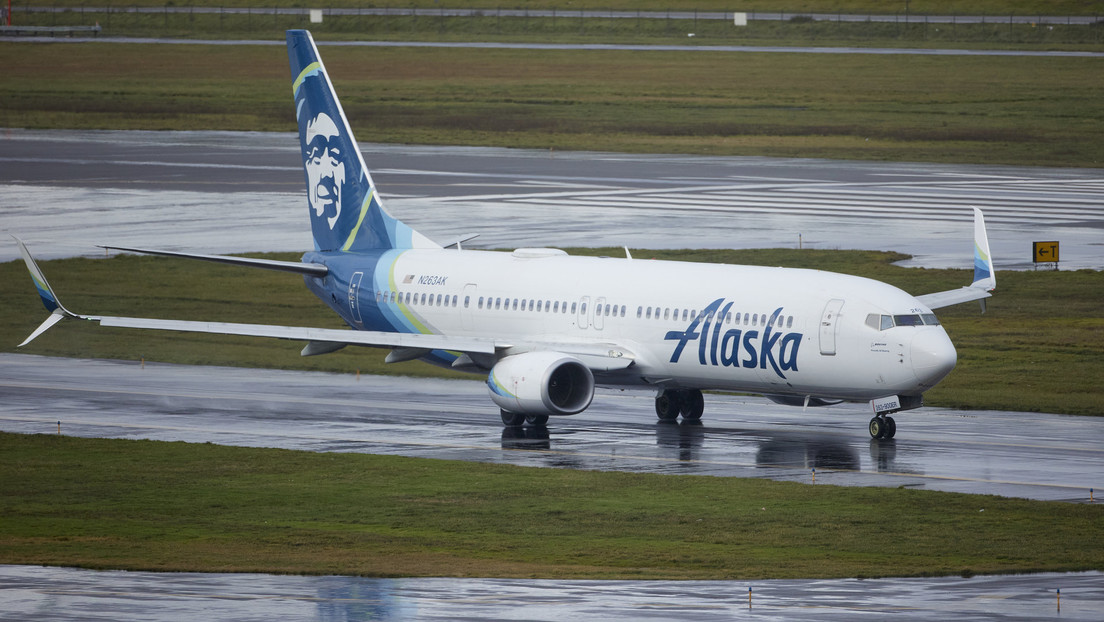 Encuentran tornillos sueltos en otros aviones Boeing tras el incidente de Alaska Airlines