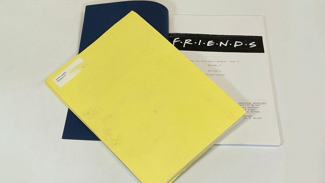 Subastarán dos guiones originales de 'Friends' guardados más de 20 años en una mesa de noche