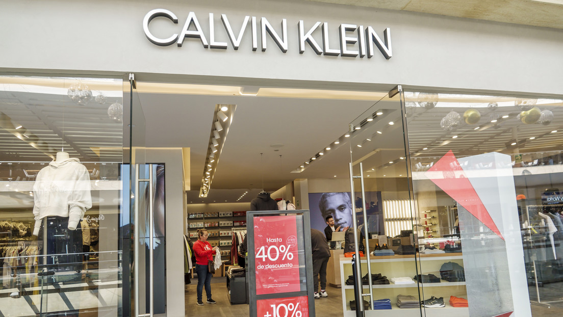 Reino Unido prohíbe un anuncio de Calvin Klein porque cosifica a las mujeres