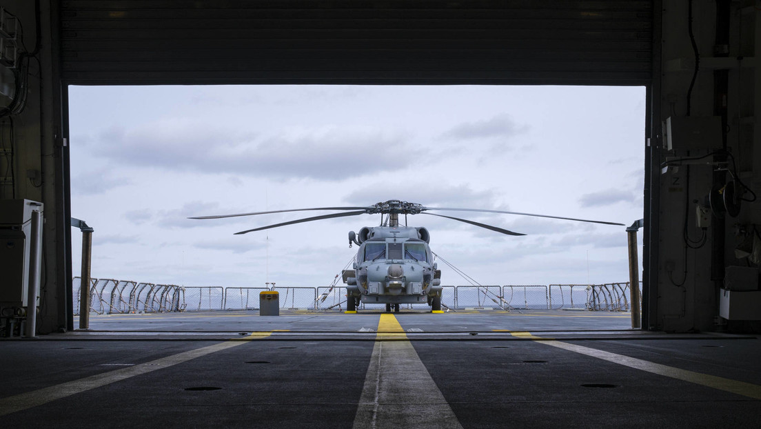 Un helicóptero de la Armada de EE.UU. se estrella en el océano Pacífico y la tripulación sobrevive