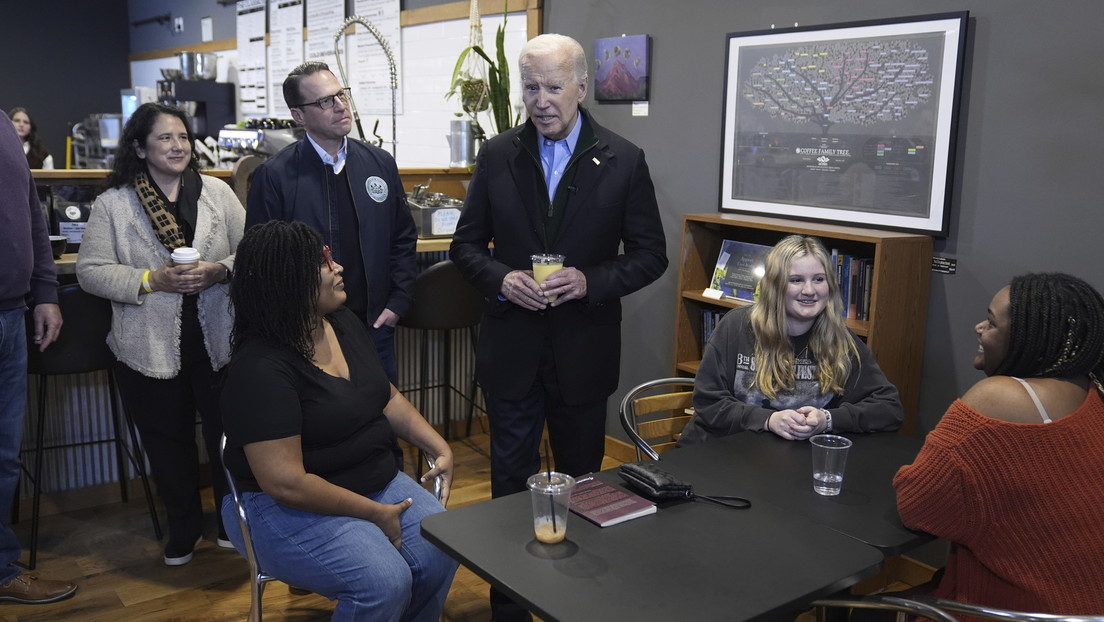 VIDEO: Biden incomoda a una adolescente al susurrarle al oído