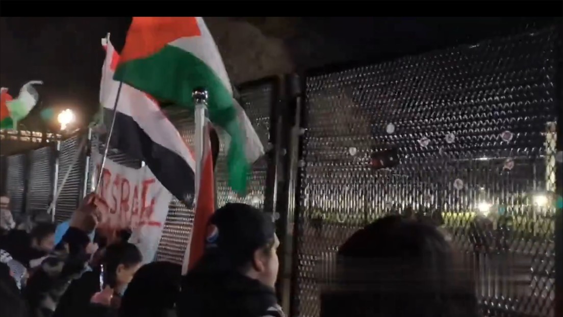 VIDEO: Manifestantes propalestinos intentan derribar una valla frente a la Casa Blanca