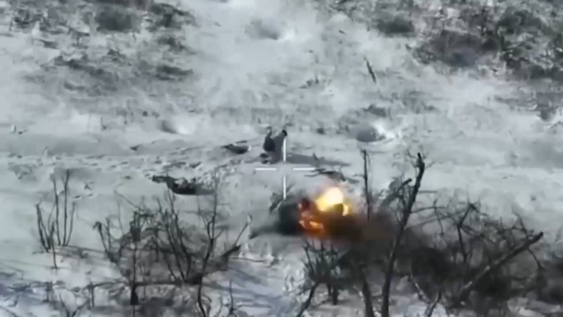 VIDEO: Soldado ruso esquiva el ataque de un dron ucraniano en el último momento