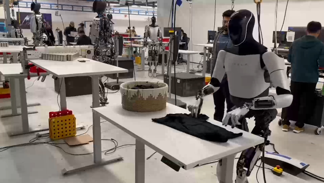 VIDEO: Musk muestra al robot humanoide de Tesla doblando una camisa