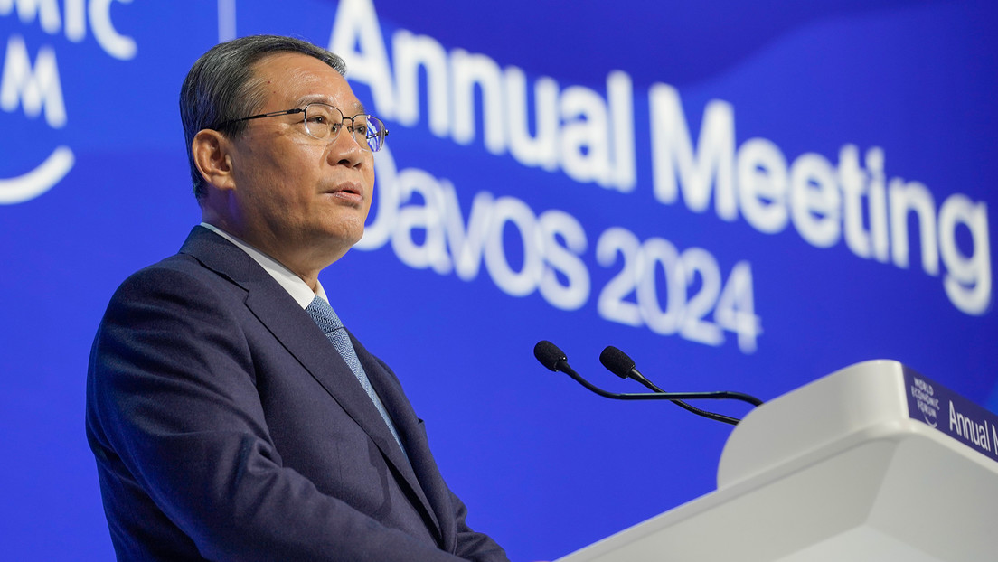 Primer ministro chino en Davos: "Los humanos debemos controlar las máquinas, y no al revés"