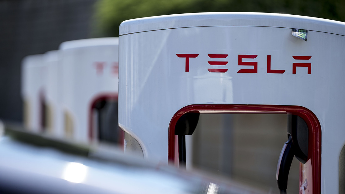 Puntos de carga de Tesla en EE.UU. se convierten en "cementerios de coches" por bajas temperaturas (VIDEO)