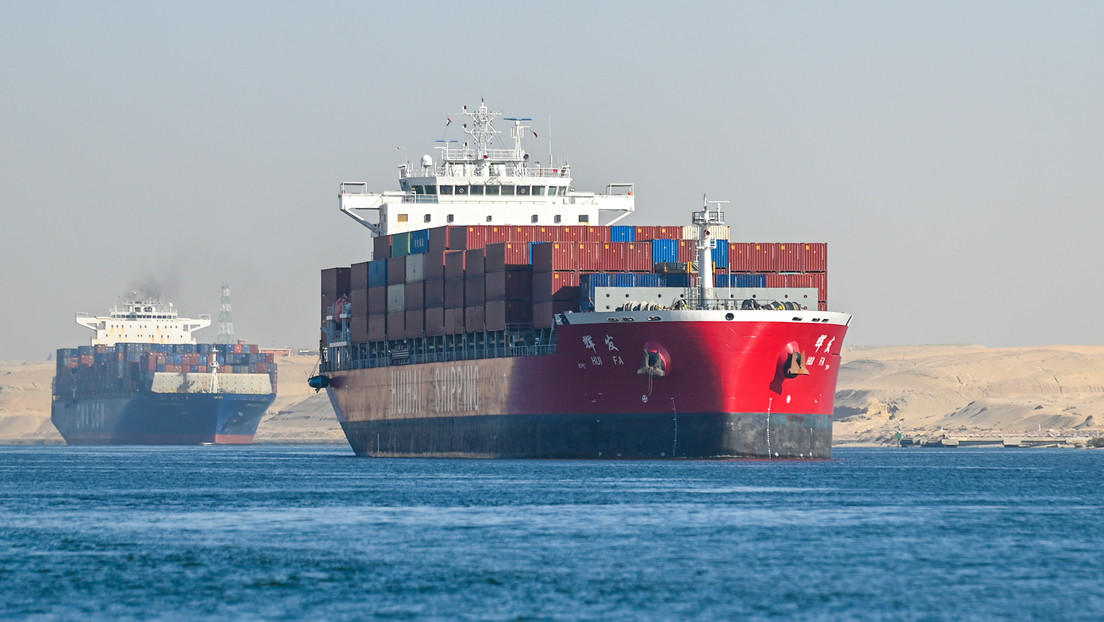 Los ingresos del canal de Suez caen un 40 % por la crisis en el mar Rojo