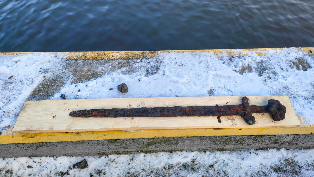 FOTOS: Una rara espada de un famoso fabricante es hallada al dragar un puerto polaco