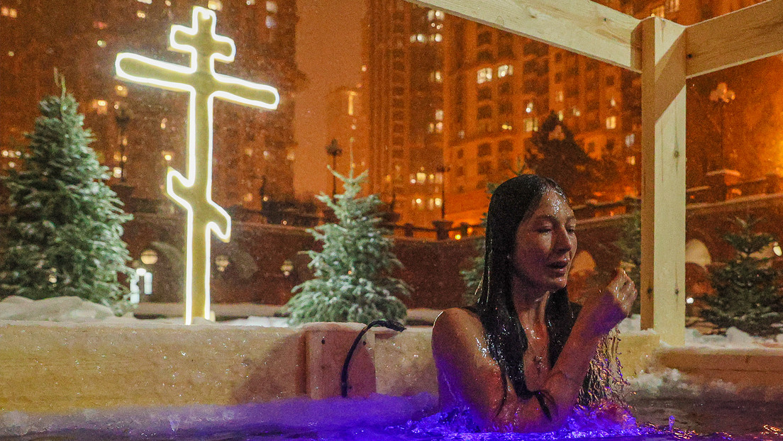 FOTOS: Ortodoxos rusos se bañan en agua helada durante la Epifanía