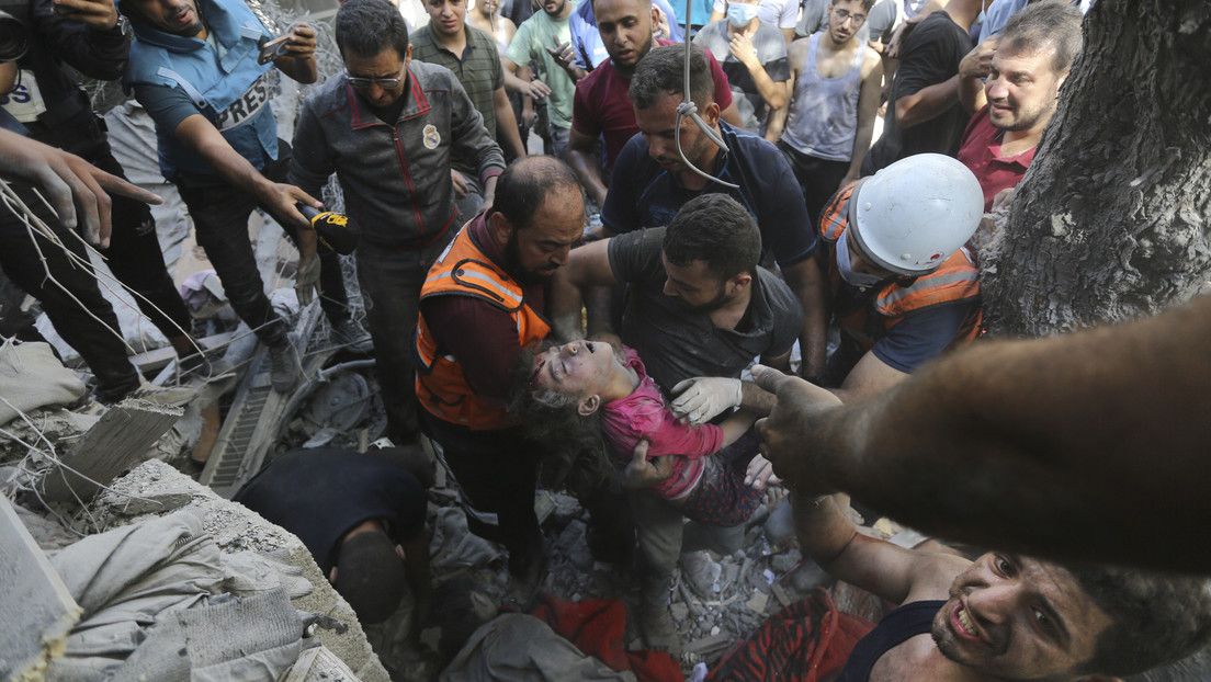 VIDEO: Intentan rescatar a un bebé de un apartamento en Gaza tras bombardeo israelí