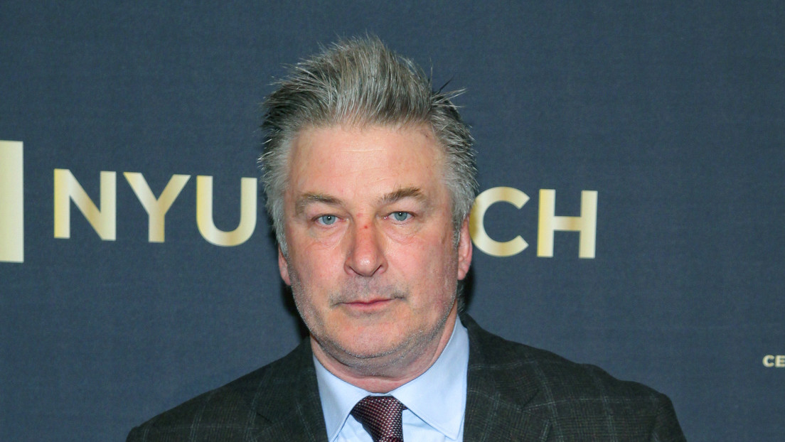 Acusan de homicidio involuntario a Alec Baldwin por el tiroteo mortal durante el rodaje de 'Rust'